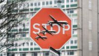 Посеред Лондона викрали роботу Бенксі з малюнком дронів над знаком STOP