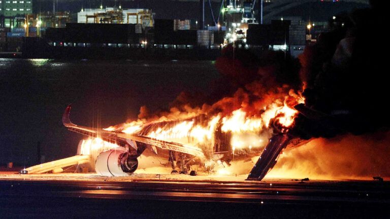 літак Japan Airlines палає