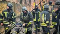 Удар по Одесі: перше відео з місця прильоту в Одесі, рятувальник і лікар не змогли стримати сліз Удар по Одесі: відео наслідків прильоту по Одесі сьогодні ракетою Іскандер-М