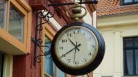 коли переводять годинники в Україні