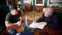 Тимоти Снайдер презентовал президенту Украины новую книгу О свободе