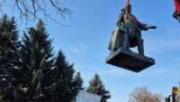 У Полтаві демонтували монумент російському царю Петру І петро 1 у Полтаві все