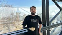 Воїн чекає на протезування