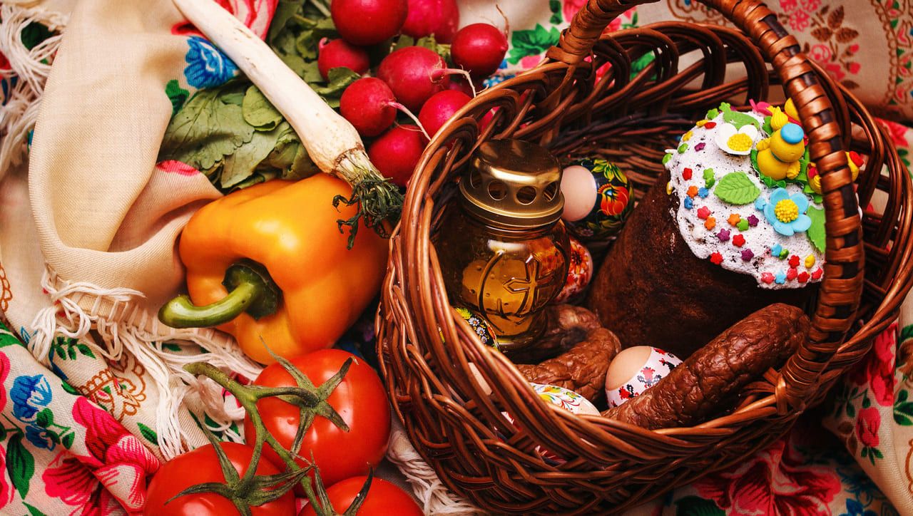 Скільки коштуватиме великодній кошик у 2026 році: ціни на паску, ковбасу та молочні продукти