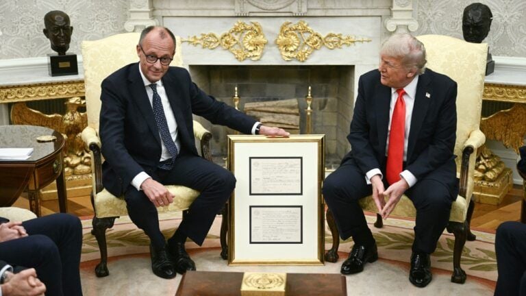 Мерц подарував Трампу сертифікат