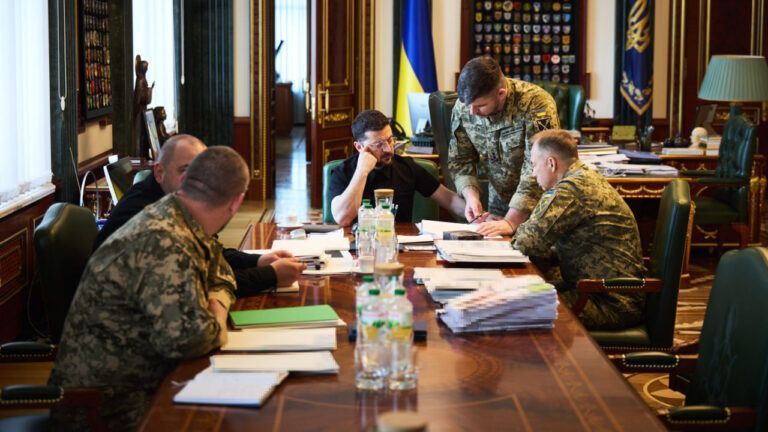 Владимир Зеленский провел совещание с украинскими военными