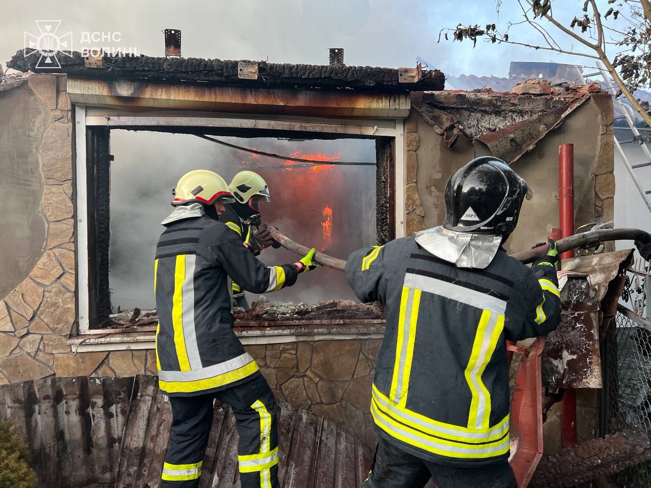 Взрывы в Луцке 12 июля: летели Шахеды и ракеты, разрушен жилой дом Фото 1 Вибухи у Луцьку 12 липня