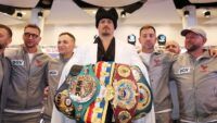 Усик в образі гетьмана Скоропадського: стильна поява перед боєм із Дюбуа Олександр Усик з поясами