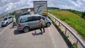 дядя напав на ТЦК з лопатою