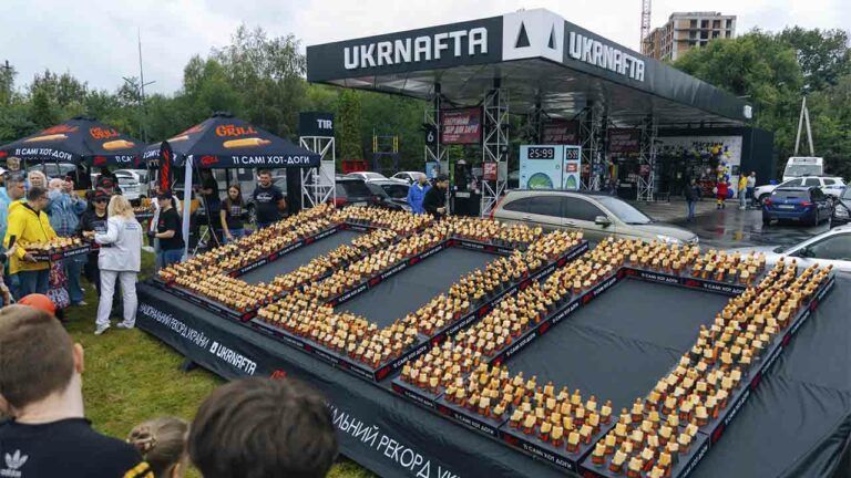 Рекорд із приготування хот-догів на АЗК Укрнафта
