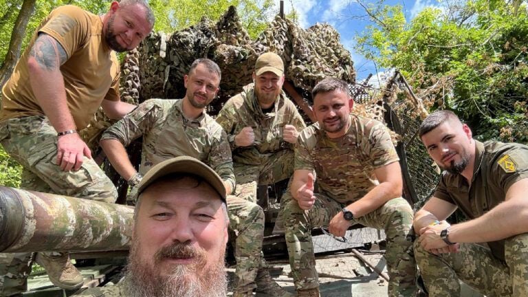 військові
