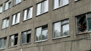 Вибито близько 90 вікон: кіностудія Довженка постраждала під час обстрілу РФ Фото 1 кіностудія Довженка ракетний обстіл 31.07.25