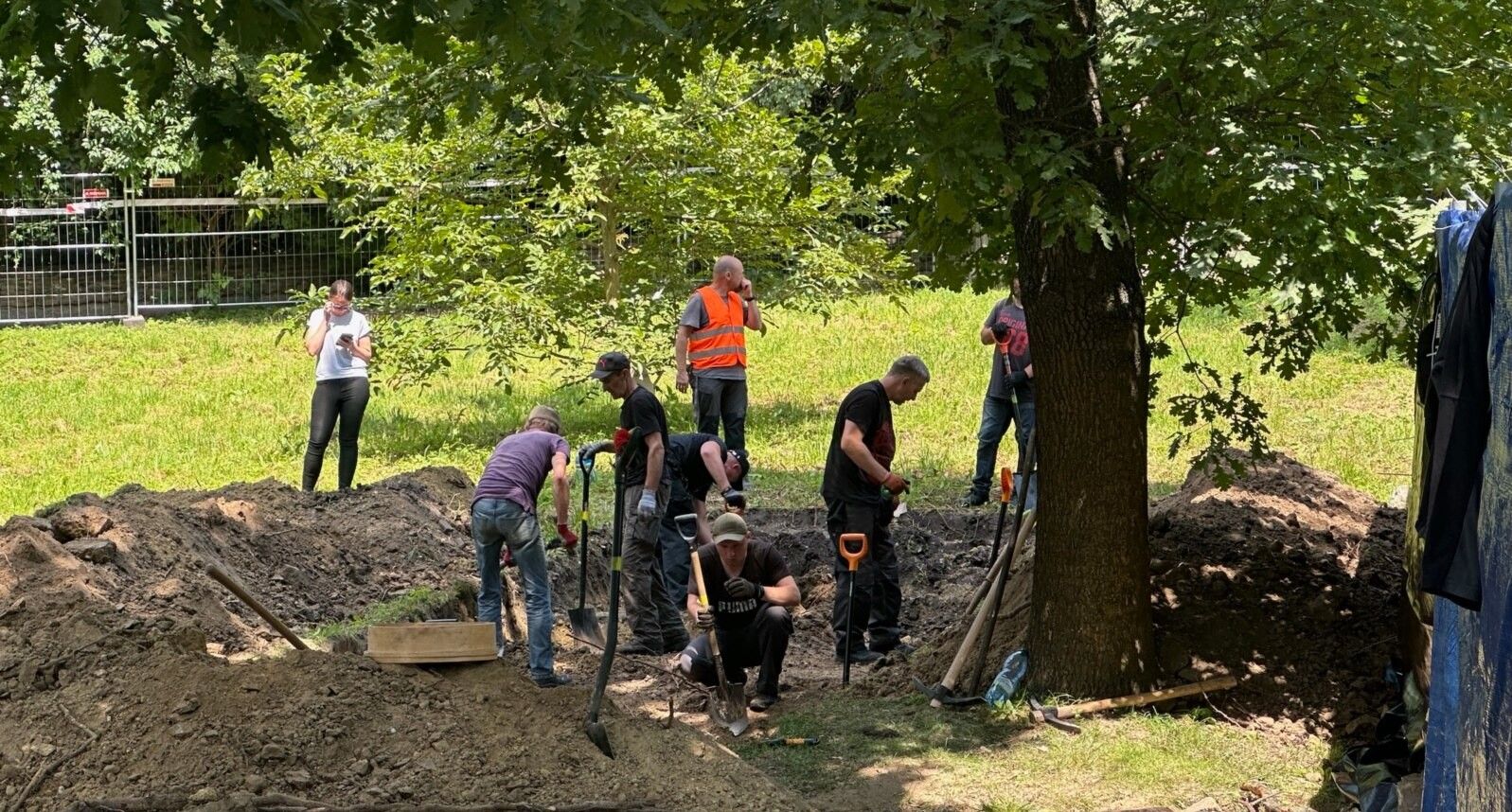 Во Львове нашли погребальную яму с останками солдат времен Второй мировой войны Фото 1 На цвинтарі у Львові знайшли поховання солдатів Другої світової Фото 1
