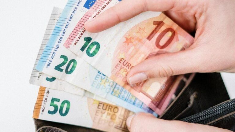 у якій країні ЄС найвища мінімальна зарплата