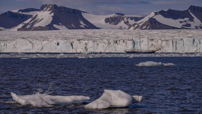 Ученые зафиксировали рекордное таяние ледников на норвежском архипелаге Шпицберген