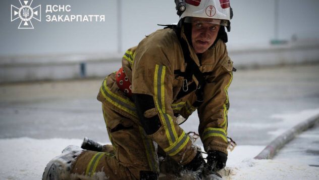 В Мукачево потушили масштабный пожар на предприятии после ракетного удара 21 августа Удар по заводу Flex в Мукачеві