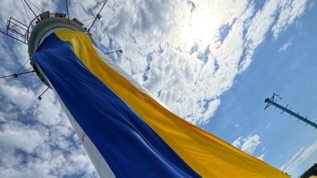 На Одесском маяке подняли гигантский флаг Украины Одеський маяк