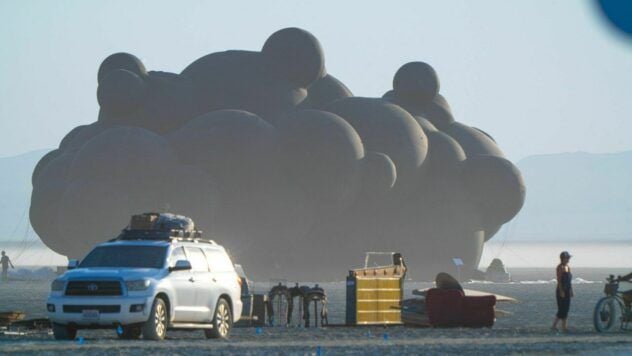 Буря на фестивале Burning Man в США уничтожила украинскую инсталляцию Black Cloud інсталяція Чорна Хмара
