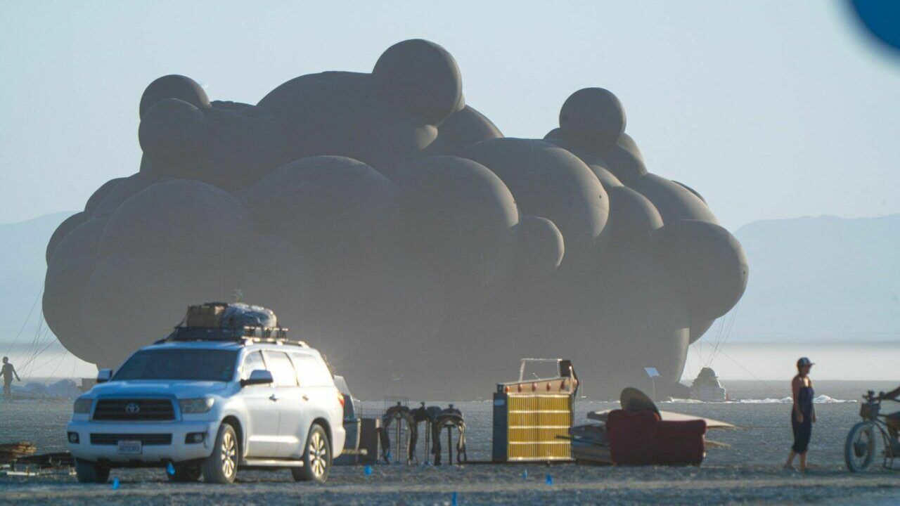 Burja uničila ukrajinsko instalacijo "Črni oblak" na festivalu Burning Man v ZDA