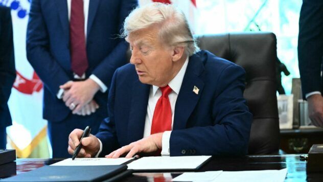Удар по текстилю та ювелірці: Трамп ввів 50% мита проти Індії Дональд Трамп