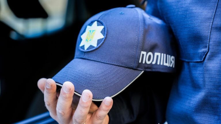 В Луцке повредили авто ТЦК и полиции и заблокировали выезд