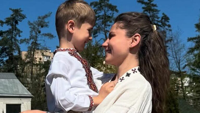 Антоніна Хижняк із сином