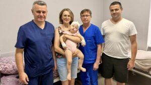 дівчинці відновили слух