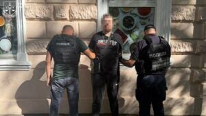 Про прокуратуруЗабезпечення доступу до публічної інформаціїНовини та публікаціїПриймальня громадян Стартова сторінка Про прокуратуру Новини та публікації Єдиний реєстр досудових розслідувань Забезпечення доступу до публічної інформації «Повідомити про порушення, допущені працівниками прокуратури» Телефони "гарячої лінії" та електронна поштова адреса для звернень громадян Приймальня громадян Захист прав в'язнів Гаряча лінія для повідомлень про кримінальні правопорушення, пов`язані з торгівлею людьми Таємна перевірка доброчесності Кадрова робота та державна служба Документи Державні органи в Інтернеті Мапа сайту Пошук по сайту Авторизація на порталі 24.09.2025 В Одесі викрили чергову схему ухилення від військової служби через фальшиві паспорти та довідки МСЕК