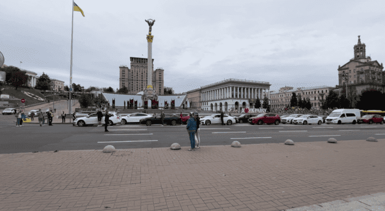 Крещатик остановился на минуту: киевляне почтили память погибших героев