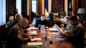 Зеленский провел военное совещание: контрнаступление под Добропольем, сбитие Су-34 и венгерские дроны на границе