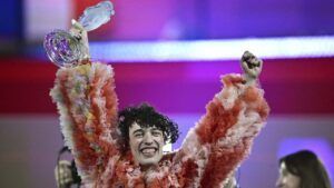 В знак протеста: Nemo возвращают свой трофей Евровидения 2024 Nemo