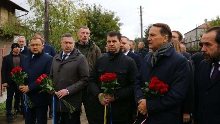 Радослав Сікорський прибув із візитом до Лапаївки у Львівській області