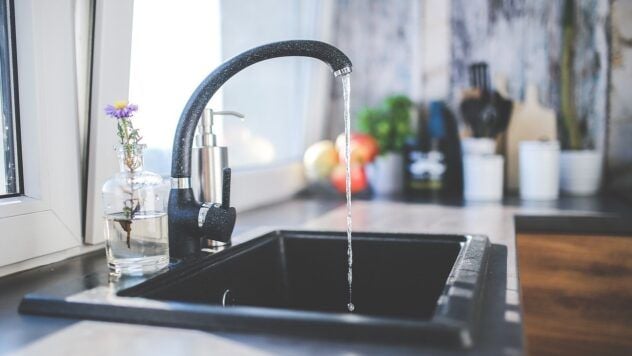 Из-за ночных обстрелов часть Киева без горячей воды: какие районы вода водопостачання