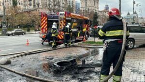 Пожежа на Хрещатику 23 жовтня: біля КМДА підпалили шини