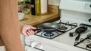 Кондитерські вироби, риба і мʼясо: на чому почали економити українці Як війна змінила харчові звички та на чому економлять українці – опитування