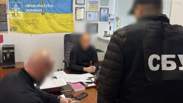 Затримано заступника начальника та інспектора Київської митниці