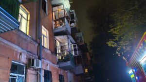 Вибухи у Дніпрі: дрони пошкодили багатоповерхівку, серед постраждалих – поліцейські Дніпро будинок