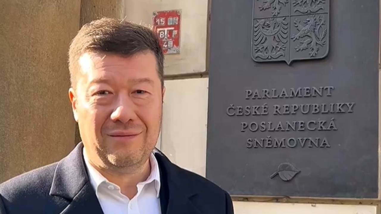 З будівлі парламенту Чехії зняли прапор України за наказом нового спікера