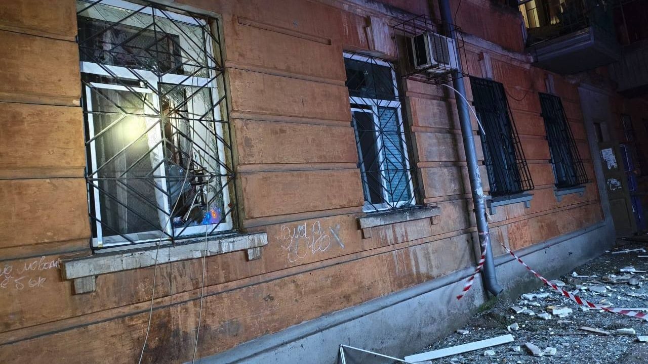 Взрывы в Днепре: дроны повредили многоэтажку, есть пострадавшие Фото 1 Дніпро будинок