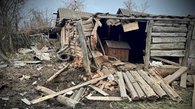 У Сумах невідомий боєприпас впав у приватній забудові