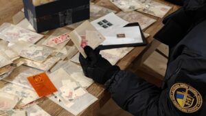 В Украину пытались ввезти 14 тыс. марок с Гитлером и символикой Рейха – таможня