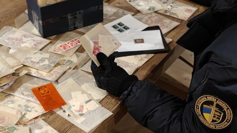 До України намагалися ввезти 14 тис. марок із Гітлером та символікою Рейху – митниця