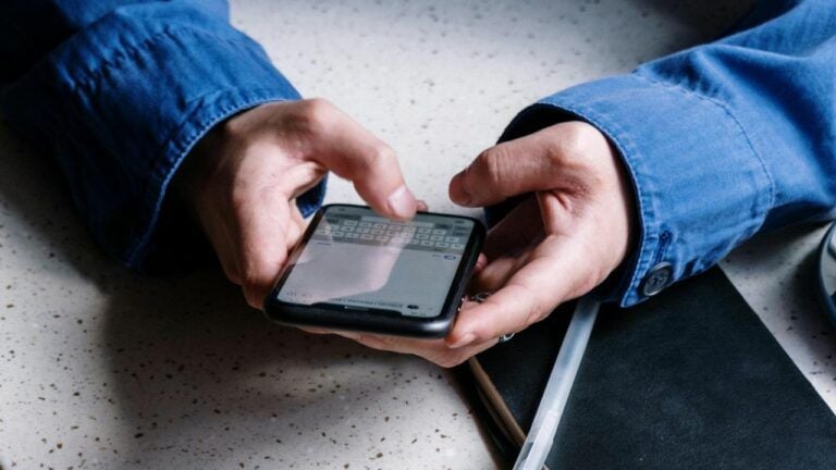 Фронтальну камеру в iPhone 2027 сховають під дисплеєм – витік