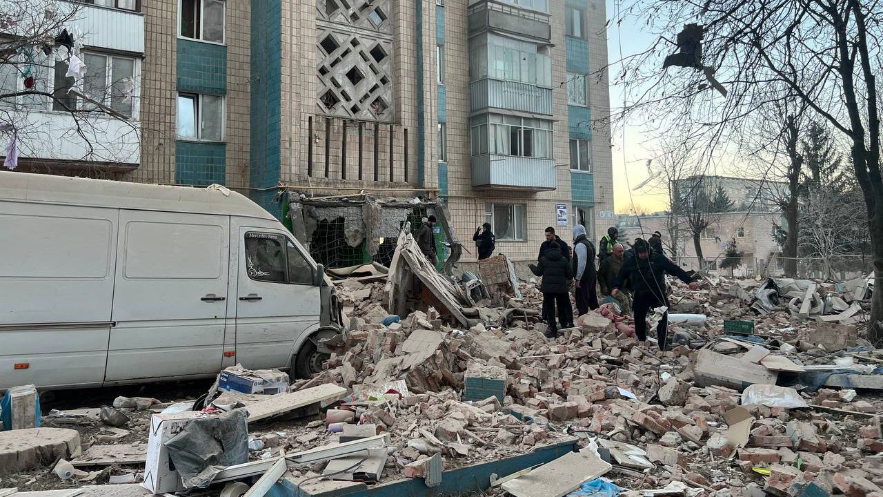 Обстрел Украины 19 ноября: удар по энергетике, 26 погибших в Тернополе, десятки раненых Фото 2 Массированный обстрел Украины 19 ноября 2025 года: где были прилеты ракет РФ Фото 2