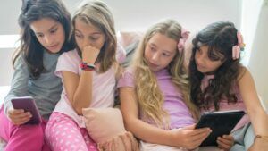 Соцсети под запретом: Австралия первой запускает полную блокировку для детей до 16 лет закон про соцмережі Австралія