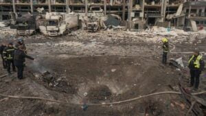 В Киеве разрушен логистический центр Novus в результате удара РФ: погибли водители Удар по логистическому центру NOVUS в Киеве 25 ноября: последствия