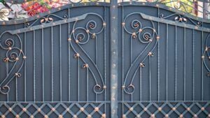 Ветровая нагрузка как важнейший параметр при выборе конструкции распашных ворот