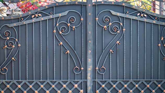 Вітрове навантаження як найважливіший параметр при виборі конструкції розпашних воріт