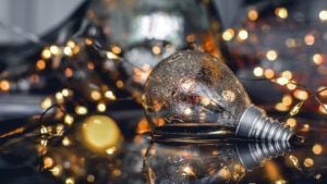 чому коли світло вимикають лічильник усе одно крутить