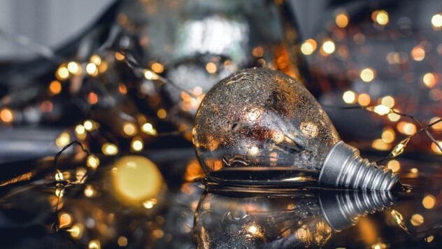 чому коли світло вимикають лічильник усе одно крутить